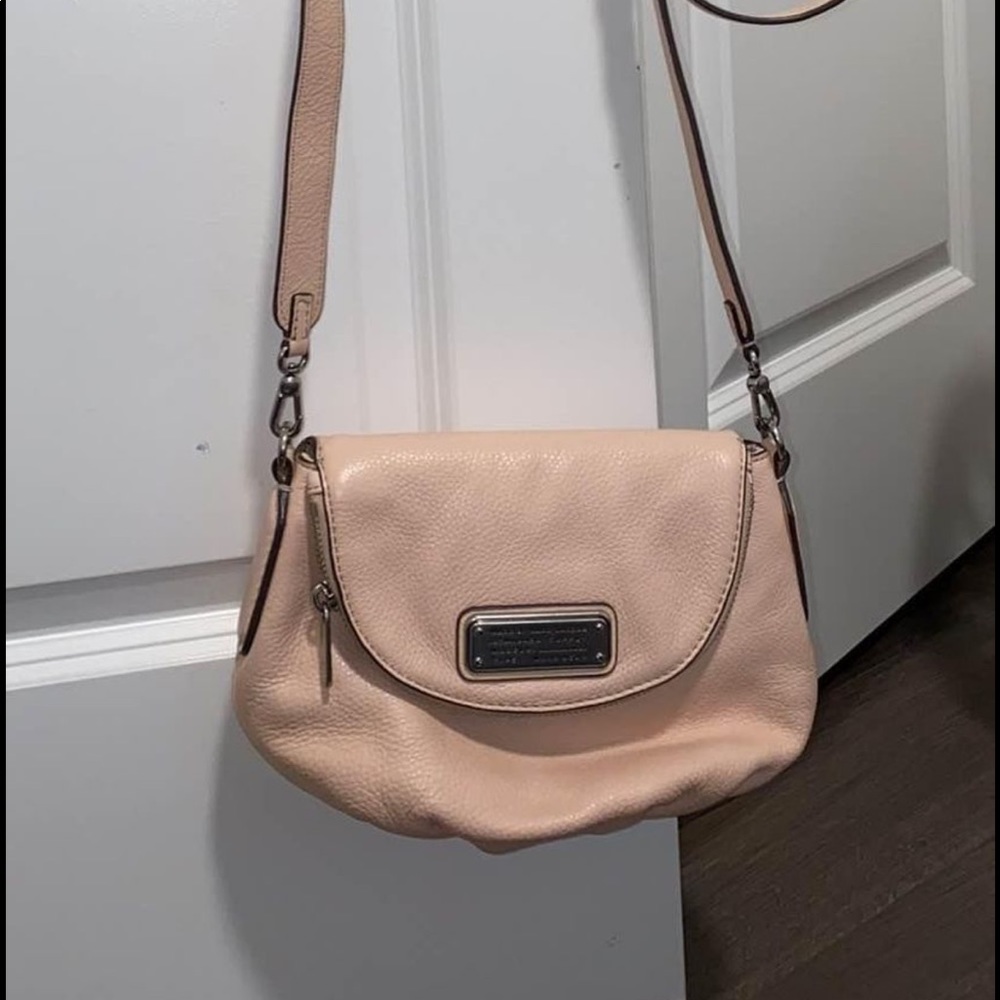 Small Marc Jacobs pink crossbody leather messenger style purse.